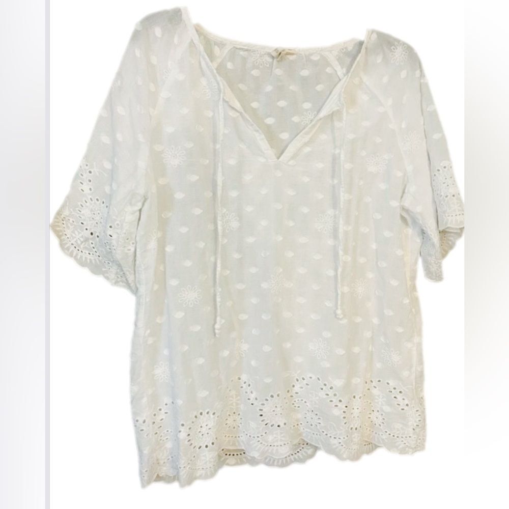 Studio West white Daisy blouse. Size medium.